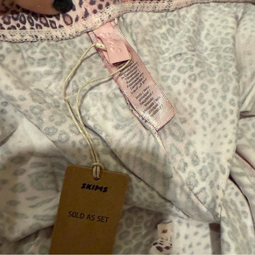 NWT SKIMS long sleeve button up pajama set women's size large animal print - Picture 7 of 13